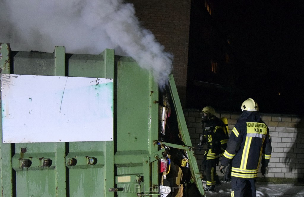 Feuer Papp Presscontainer Koeln Hoehenberg Bochumerstr P223.JPG - Miklos Laubert